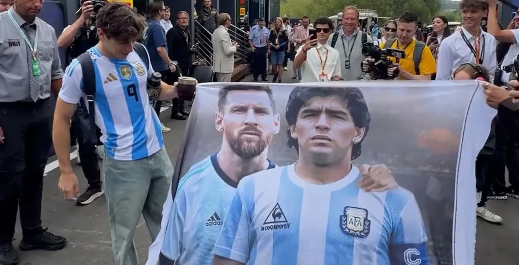 Franco Colapinto llegó al Gran Premio de Bélgica con una bandera de Messi y Maradona antes de la final del Mundial 2026