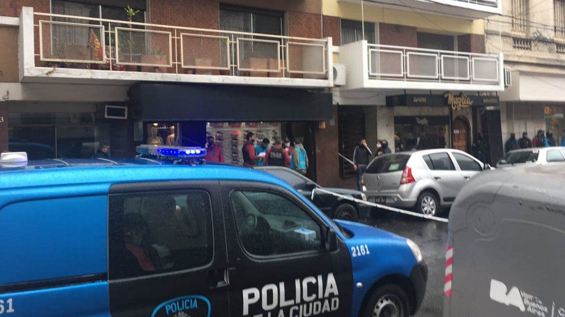 Un zapatero se resistió a un asalto, resultó baleado y el delincuente murió