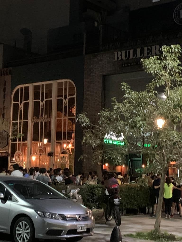 Una multitud rompió la cuarentena en las entradas de dos famosos bares de Recoleta