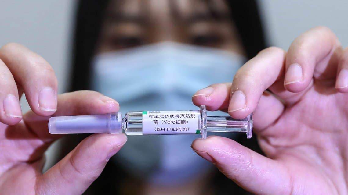 China afirma que su vacuna contra el coronavirus podría estar disponible al público en noviembre