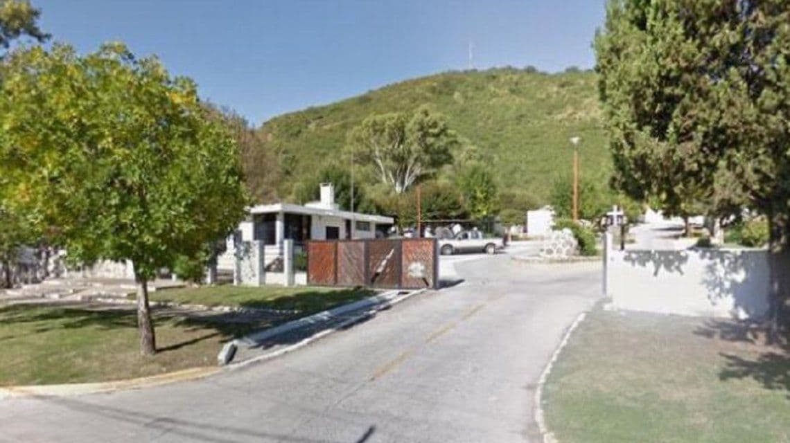 Familiares de una nena de 2 años muerta por coronavirus rompieron un ataúd para poder identificarla