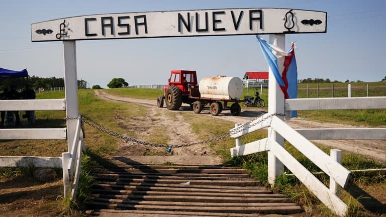 El Gobierno de Entre Ríos suspendió a un funcionario acusado de salir del campo de los Etchevehere junto a usurpadores en un auto oficial