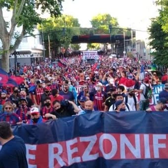 La legislatura se tiñó de azul y rojo
