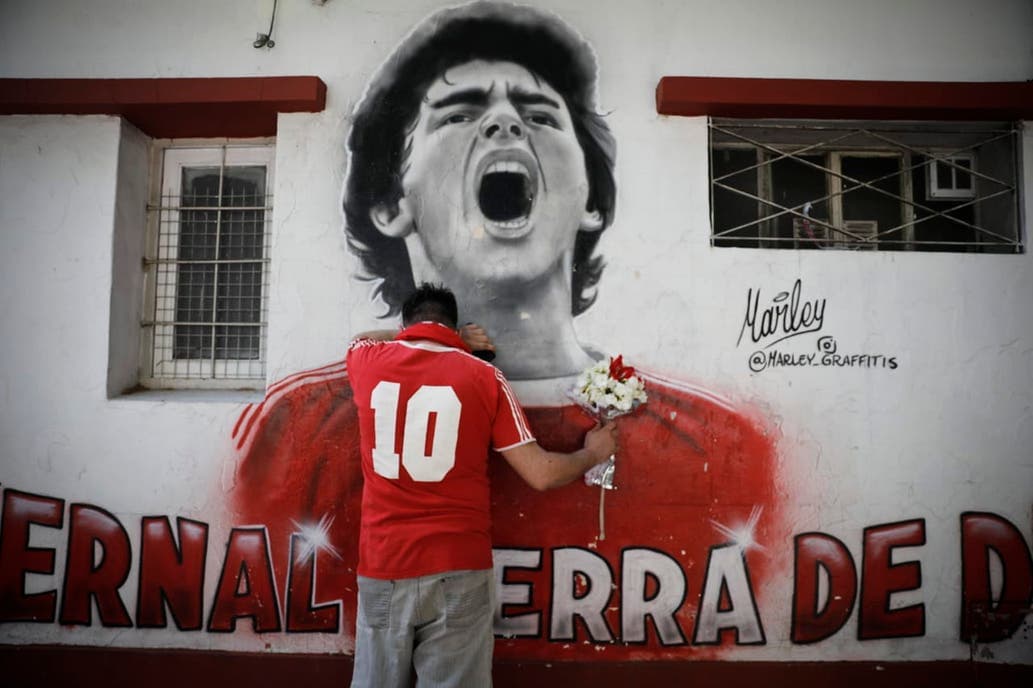 Murió Diego Maradona: el escritor John Carling comparó su muerte con la de un papa