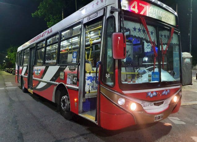 Habilitan a colectivos y micros a operar con más pasajeros