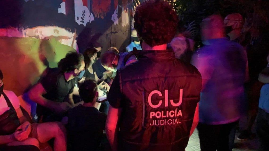 Otra fiesta clandestina: casi 70 personas reunidas en una casa de Villa Ortúzar