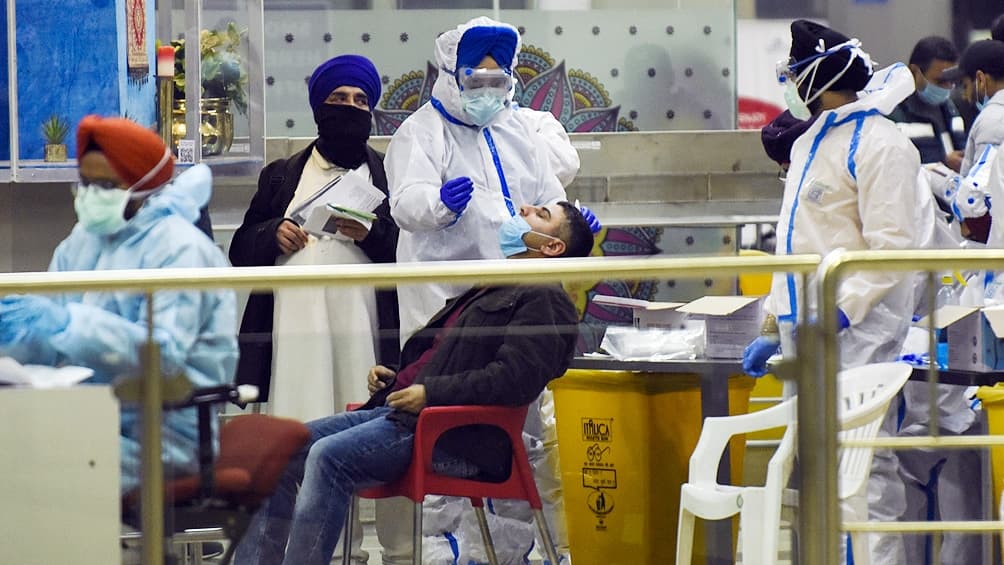 Más restricciones y polémicas en Europa, y esperanza en India tras la aprobación de dos vacunas