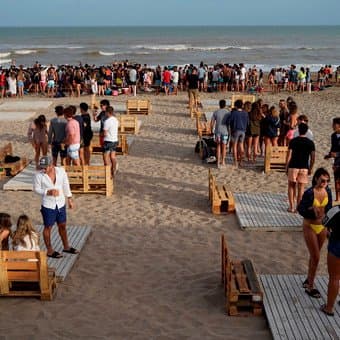 “After-beach” vs. “Deck-party”: una playa privada de Pinamar lanzó las fiestas en burbuja