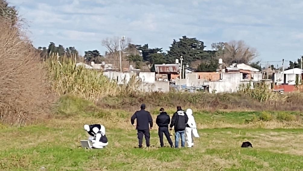 Hallan el cadáver de una mujer semidesnuda y golpeada en la cabeza en un descampado de Merlo