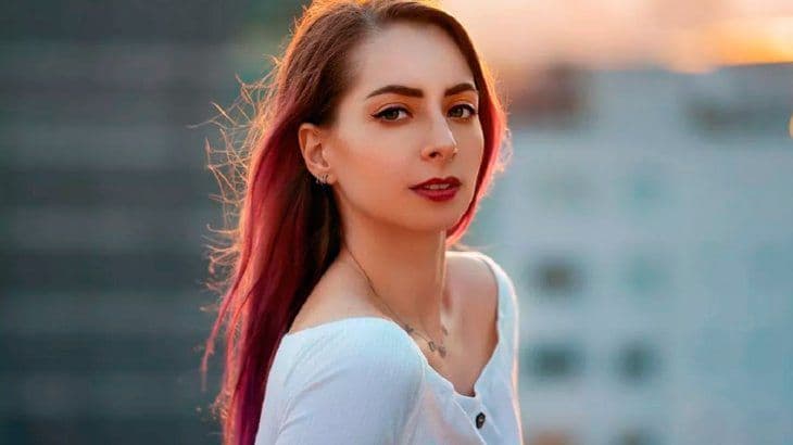 Detienen a una youtuber por posesión de pornografía infantil