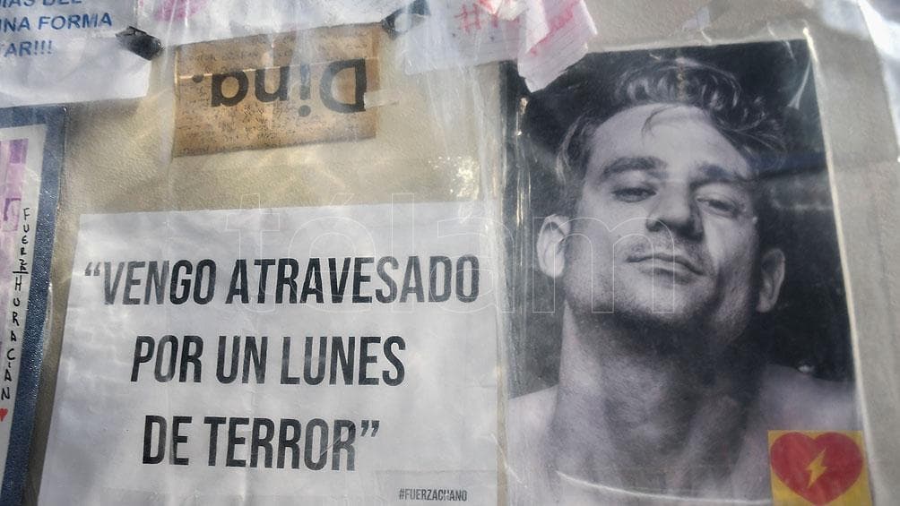 Carteles, fotos y deseos de recuperación, las muestras de afecto de los fans de «Chano» en la clínica