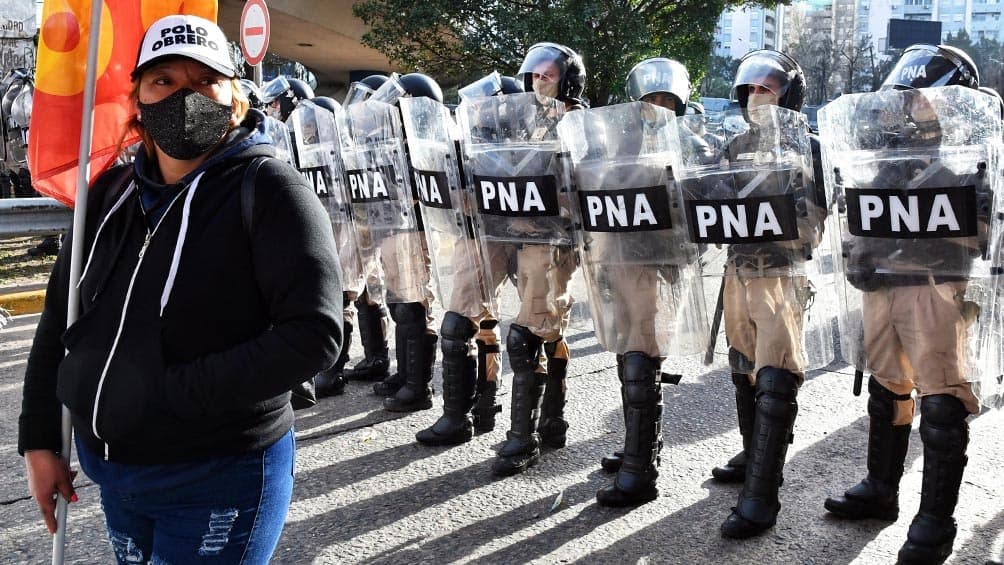 Trabajadores despedidos de una empresa tercerizada de Edesur mantienen la protesta en el Puente Pueyrredón