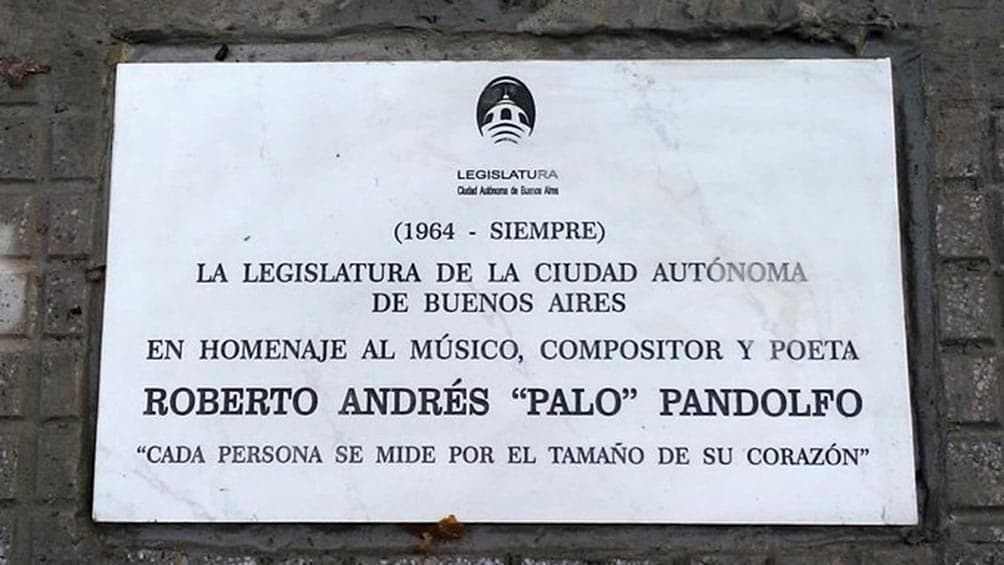 Colocaron una placa y un árbol en el lugar donde murió «Palo» Pandolfo