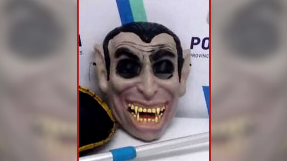 Perseguía y molestaba a deportistas con una máscara de vampiro en una plaza y fue detenido