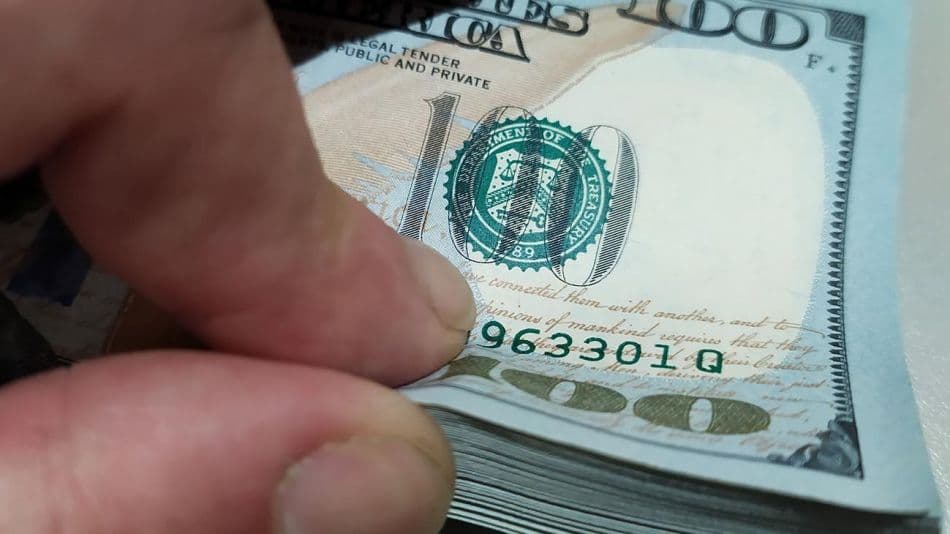 Tras nuevas restricciones, suben fuerte los dólares financieros y se achica la brecha con el blue