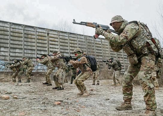 Cuáles son los escenarios militares que enfrenta Ucrania ante la amenaza de Rusia y cómo podría resistir