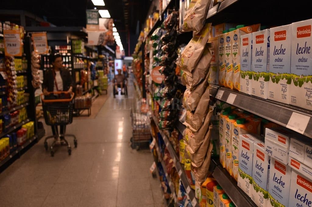 Peso devaluado: uruguayos aprovechan Precios Cuidados para llevarse alimentos a mitad de valor