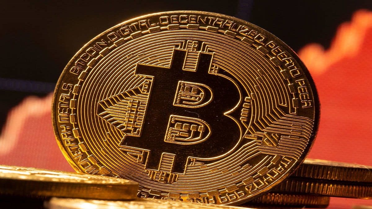 El Bitcoin retrocedió hasta 18% y en Nueva York suspendieron los retiros