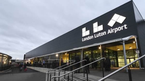 Reino Unido suspende los vuelos en el aeropuerto de Luton después de que el calor levantase la pista