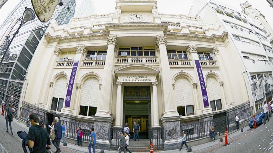 Presionado por la inflación, el BCRA subió la tasa de referencia de los plazos fijos al 75%