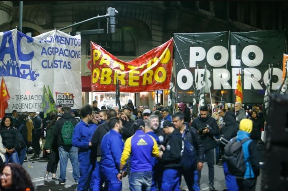 Se agravó el conflicto en el sector de los neumáticos: el gremio se atrincheró dentro del ministerio de Trabajo y hay nuevos bloqueos