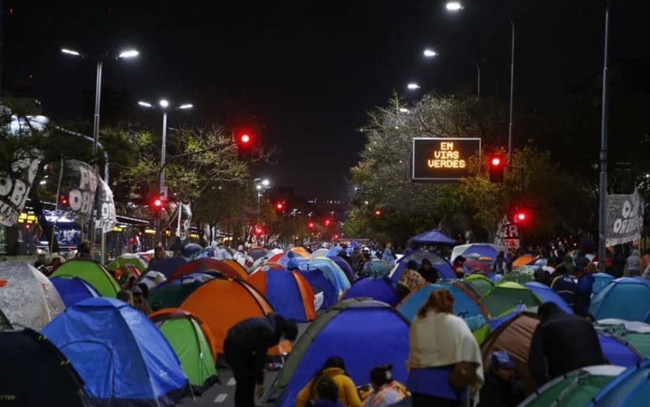 Grupos piqueteros pasaron la noche en carpas frente al Ministerio de Desarrollo Social