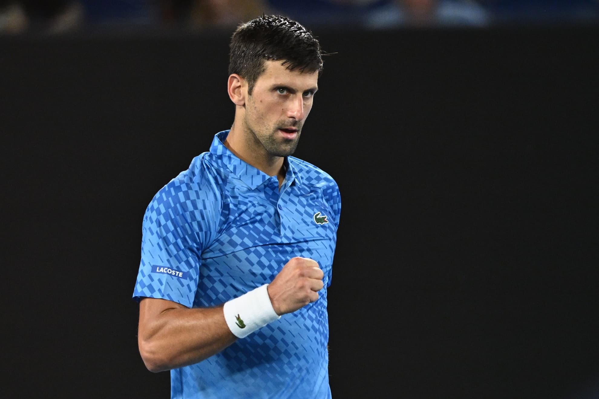 Djokovic avanzó a la tercera ronda en su camino al décimo título en Australia