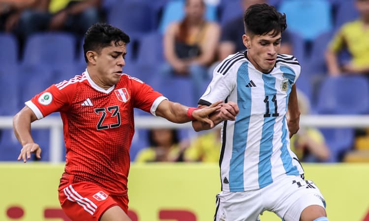 Argentina le ganó a Perú y llega con chances a la última fecha