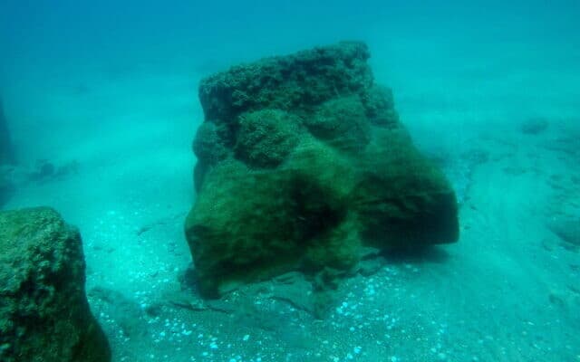 Un nadador encontró un tesoro de 1.800 años de antigüedad en el fondo del mar a 200 metros de la costa