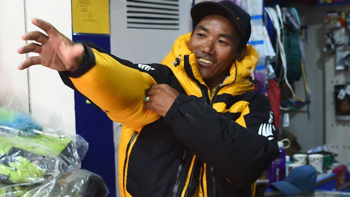 Un montañista nepalí escaló el Everest 28 veces y batió el récord mundial