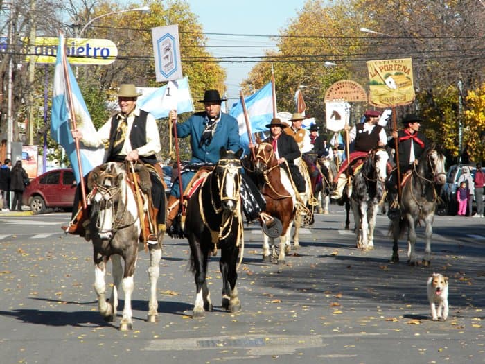 Las provincias celebran el 25 de Mayo con desfiles gauchos, ferias y peñas
