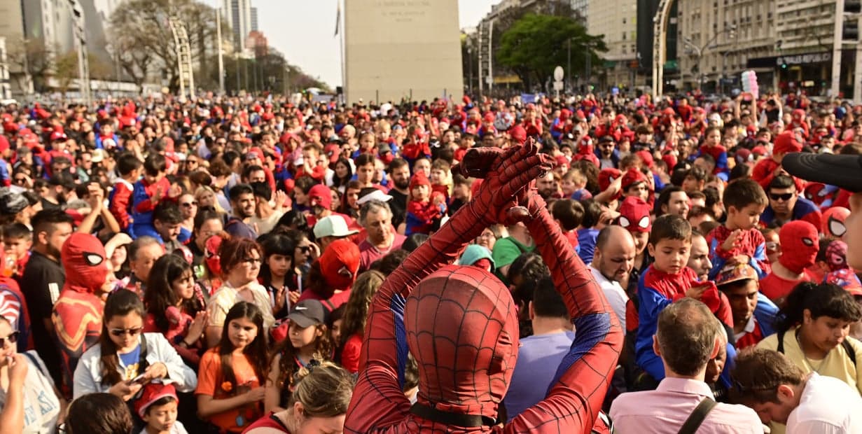 Una marea de SpiderMan’s copó el Obelisco y rompió un récord mundial