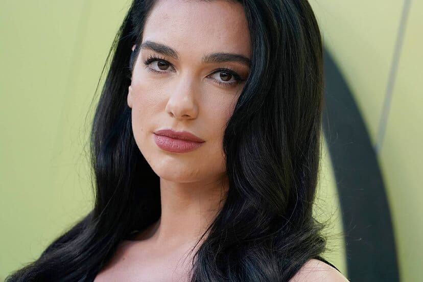 Dua Lipa recomendó un libro de un escritor argentino y sorprendió a sus fans: “Me hizo volar la cabeza”
