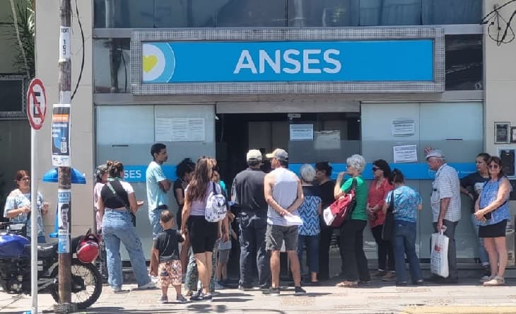 Adorni dijo que el pago en dos tramos a jubilados es un tema administrativo y descartó que se trate de cuotas