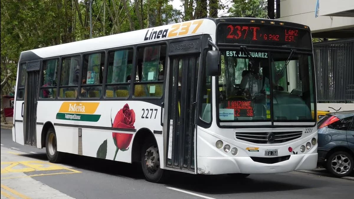El Gobierno, la UTA y los empresarios están reunidos para resolver el conflicto y evitar un paro de colectivos