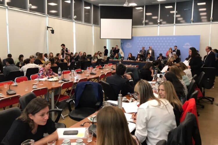 Tras meses de negociaciones, la Ley Bases obtuvo dictamen y se debatirá en el recinto el próximo lunes