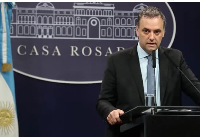 El Gobierno condenó las amenazas de los gremios aeronáuticos contra los senadores que apoyan la Ley Bases