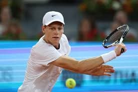 La reacción de Jannik Sinner al enterarse en cancha que se convirtió en número 1 del mundo tras la baja de Djokovic de Roland Garros