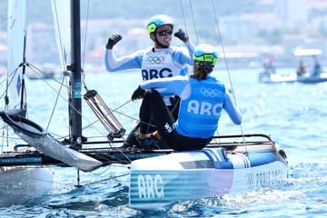 El momento en el que los argentinos Bosco y Majdalani subieron al podio para colgarse la medalla de plata en París 2024
