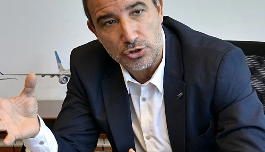 El presidente de Aerolíneas Argentinas criticó a los gremios por el paro y detalló cuánto ganan los pilotos
