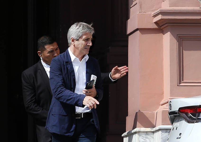 Caputo anunció que cerrará las sucursales del Banco Nación en los municipios que cobren tasas “injustificadas”
