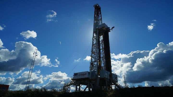 Por las subas del petróleo internacional y los impuestos, las naftas y el gasoil aumentarán hasta 4%
