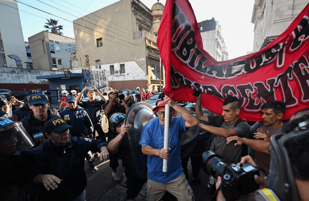 Marcha de jubilados: el Gobierno endureció el derecho de admisión en el fútbol para sancionar a los barrabravas que participen y generen incidentes en la movilización