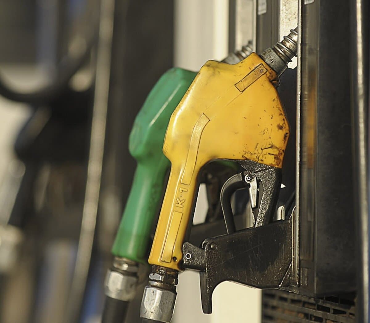 El Gobierno desdobló el impuesto a los combustibles y aplicará una suba parcial en septiembre