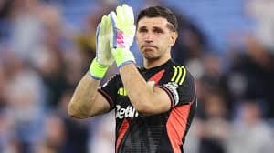 Dolor de cabeza para Dibu Martínez: se cayó su pase al Manchester United y su futuro es una incógnita