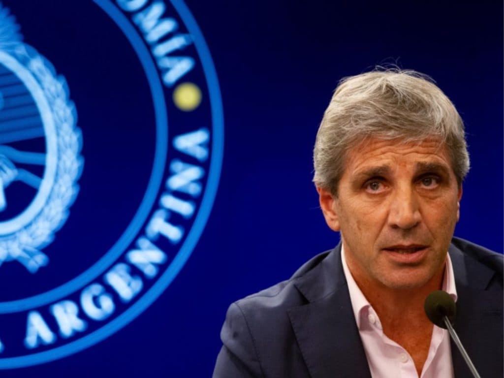 Luis Caputo vuelve al país y crece la expectativa por el anuncio de una asistencia económica de Estados Unidos