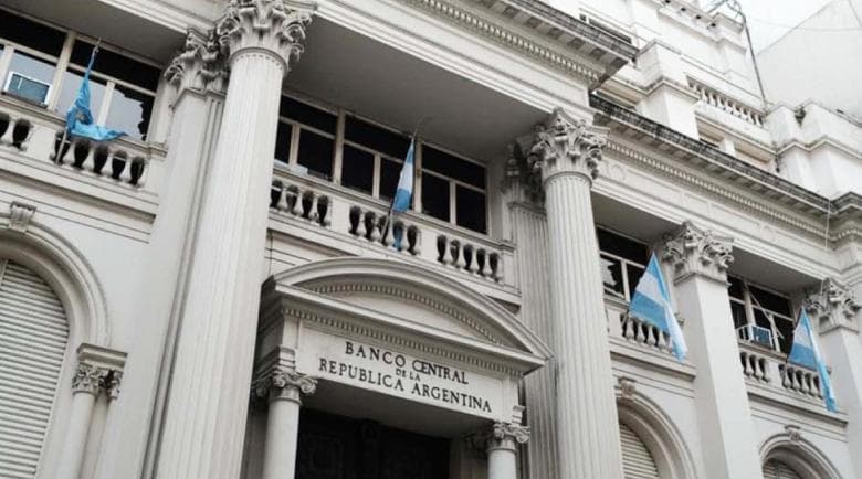 El Banco Central les pagará hoy una deuda de US$1000 millones a importadores: el impacto en la meta con el FMI