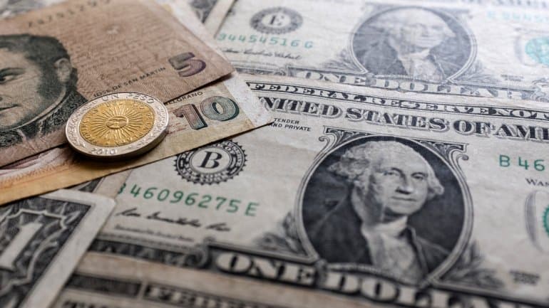 El dólar abrió con una caída de 70 centavos