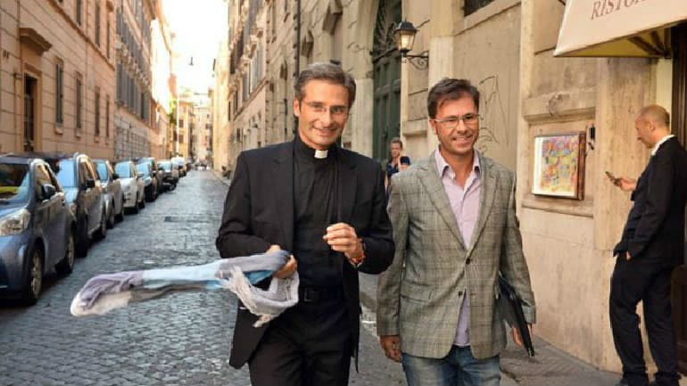 Habló el cura gay expulsado por el Vaticano: «Era una necesidad salir del armario»