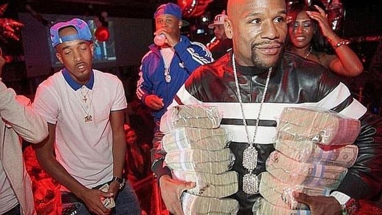 Floyd Mayweather regaló billetes en una fiesta a lo Pablo Escobar